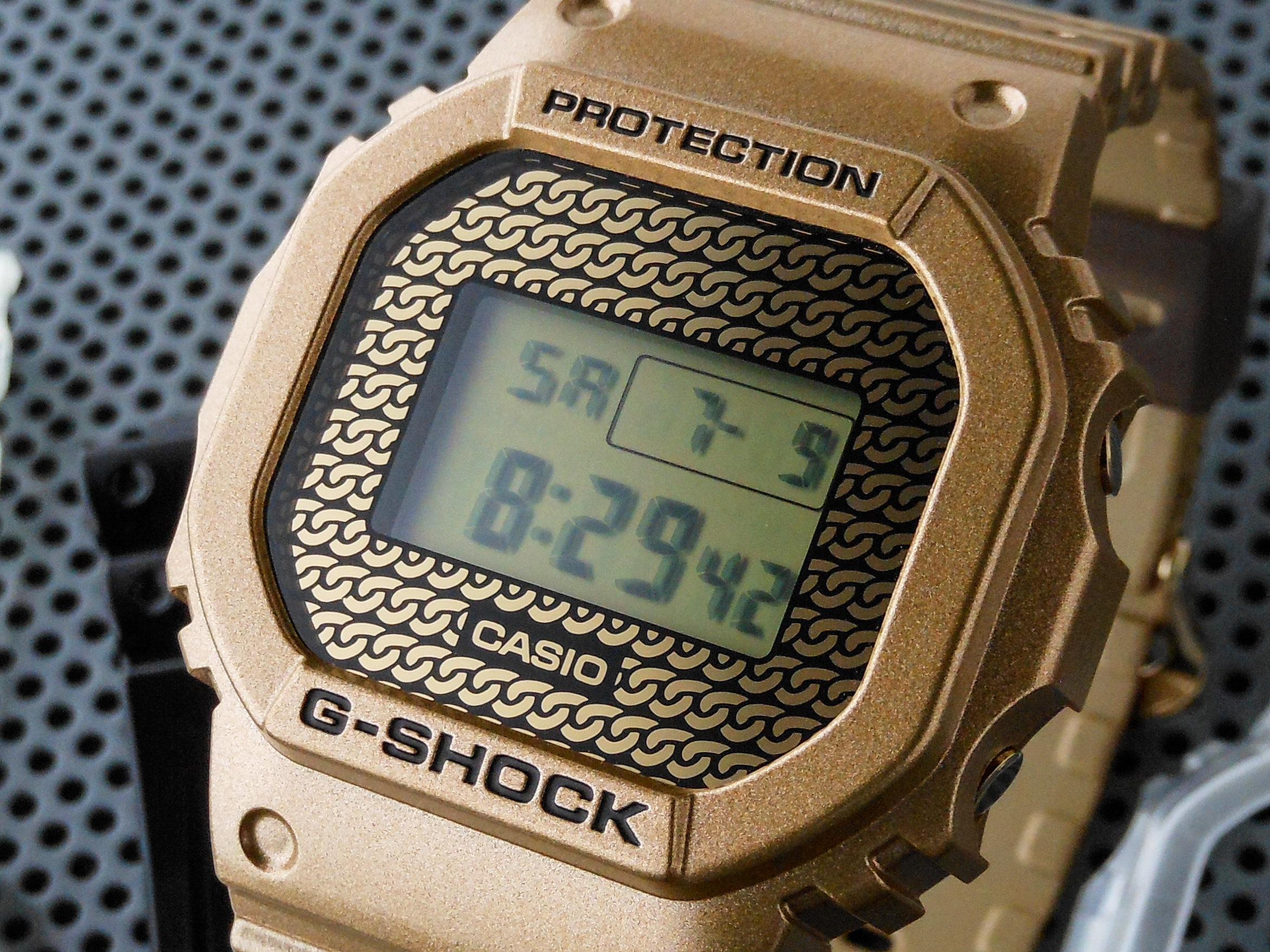カシオ　G-SHOCK DW-5600EG-9V ゴールド gold 金ロゴ